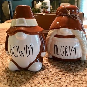 🧡🧡Howdy Pilgrims Gnomes🧡🧡 Set of two adorable 😊 ceramic figure.